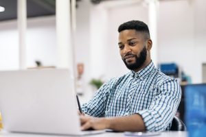 ESTUDO 6 african man working in office 2022 09 06 15 36 09 utc