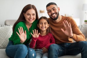 Estudo 1 portrait of happy family waving hands at camera 2022 12 16 08 51 06 utc