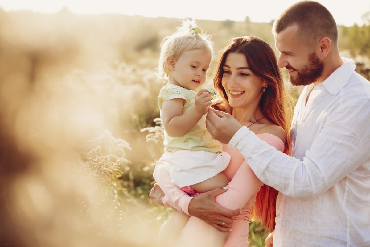 pai mae e filho bebe no parque